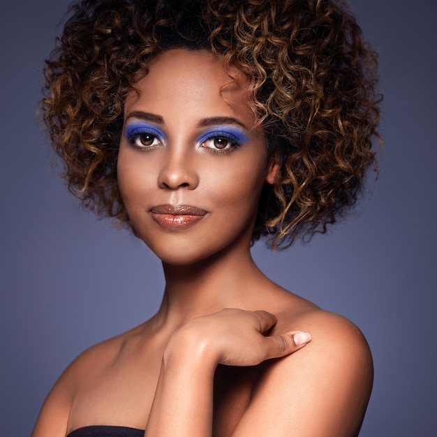 Bellezza della pelle dei capelli della donna afroamericana. colpo dello studio.