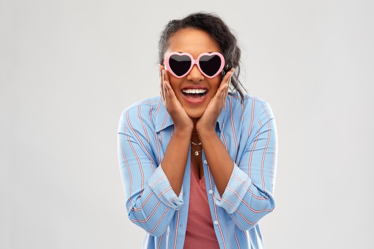 Photo african american woman in heartshaped sunglasses