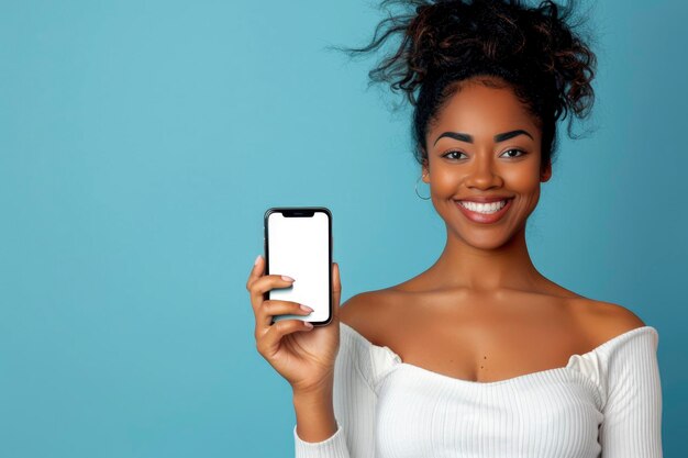 Африканско-американская женщина с телефоном с пустым экраном на синем фоне