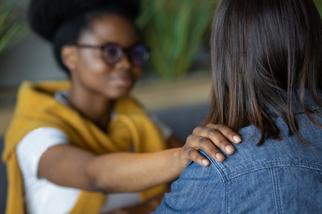 Foto la psicologa afroamericana sostiene il suo paziente