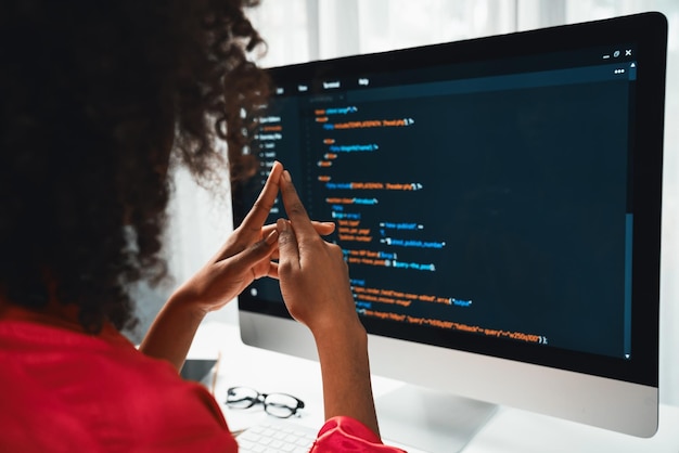 Фото Афроамериканская женщина-разработчик программирования кодирование программного обеспечения проект на серверном экране компьютера в домашнем офисе концепция дизайнера веб-сайта в кодере сетевой информации на рабочем месте tastemaker