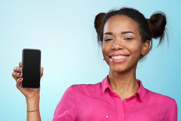 Photo african american woman showing a mobile phone