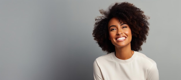 Foto una donna afroamericana che sorride con lo spazio della copia
