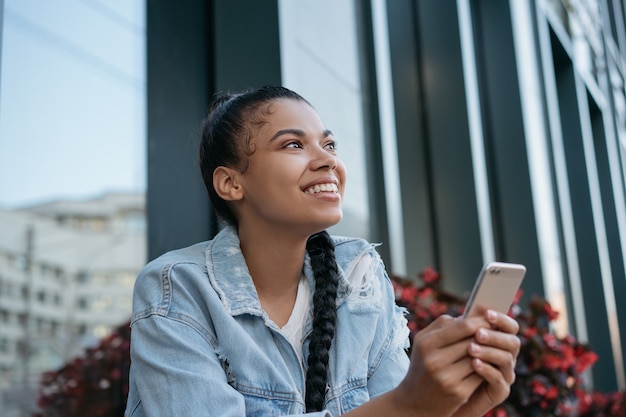 携帯電話を使用してアフリカ系アメリカ人の女性