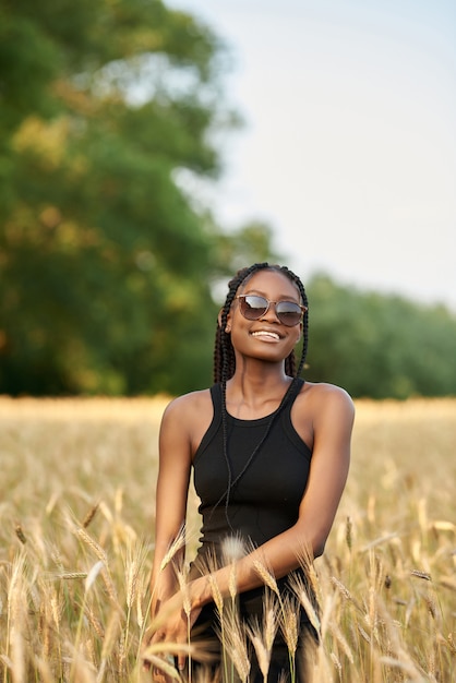 Photo african american woman in a wheat field  african people