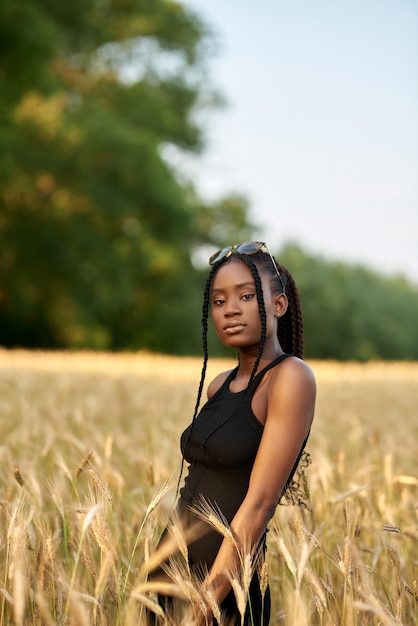 Photo african american woman in a wheat field  african people