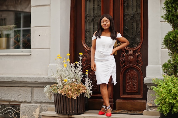 Photo african american woman in a white dress