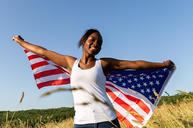 アメリカの国旗に包まれたアフリカ系アメリカ人の女性