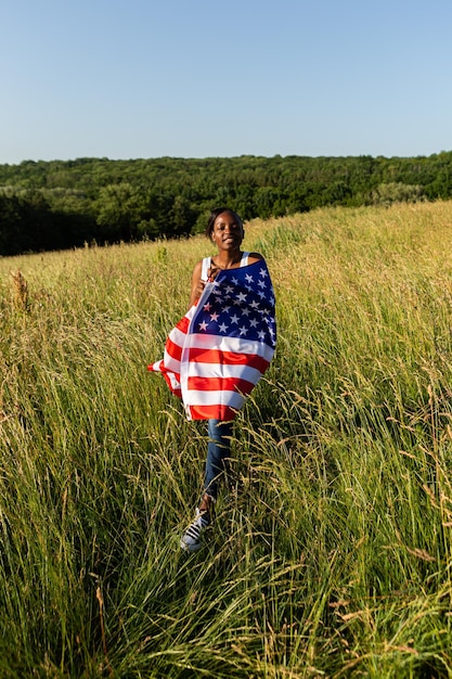 アメリカの国旗に包まれたアフリカ系アメリカ人の女性