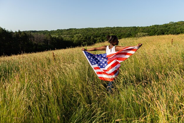 アメリカの国旗に包まれたアフリカ系アメリカ人の女性