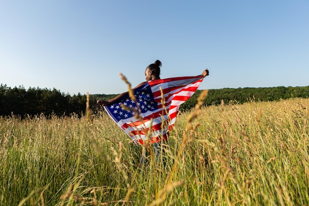 アメリカの国旗に包まれたアフリカ系アメリカ人の女性