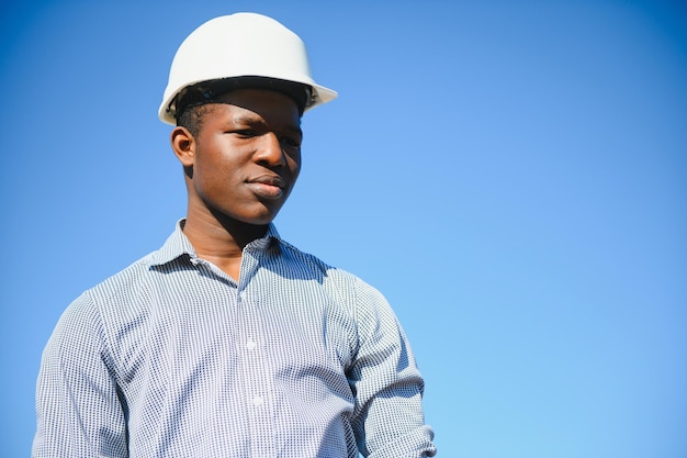 Photo african american worker in a construction helmet