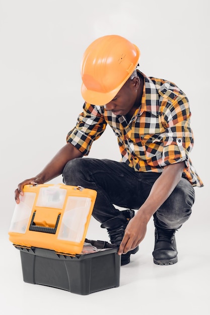 Афро-американский рабочий с ящиком для инструментов