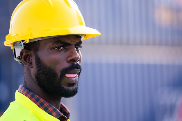 Lavoratore afroamericano che lavora in container stazione di controllo import export