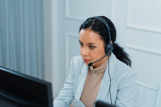 Photo african american young businesswoman wearing headset working in crucial office