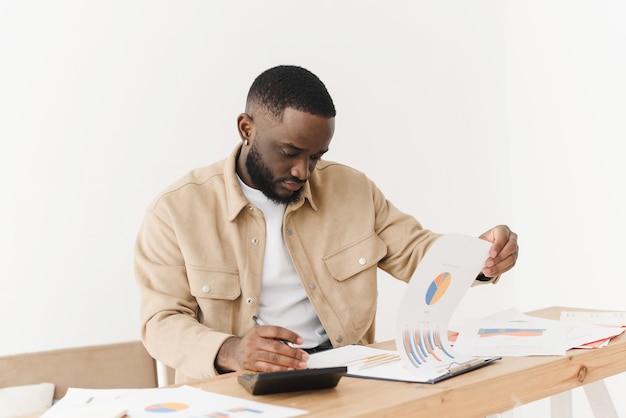 Афроамериканский молодой человек читает письмо из банка о финансовых проблемах с кредитной задолженностью