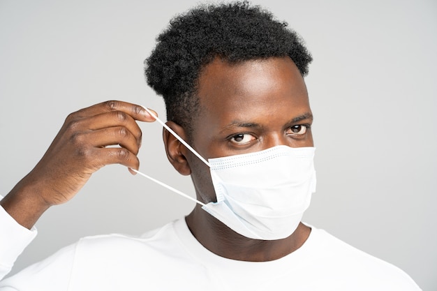 African american giovane uomo che indossa maschera medica viso