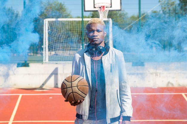 Photo african basketball player posing in court