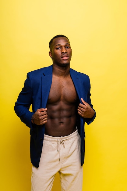 파란색 정장 토플리스 스튜디오 배경에서 아프리카 흑인 남자 모델