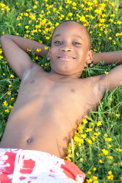 草の上に横たわるアフリカの少年