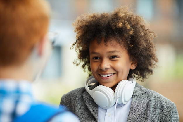 彼の友人と話しているアフリカの少年