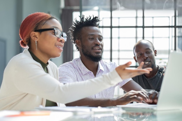 Photo african business team on briefing discussing ideas for new startup or project