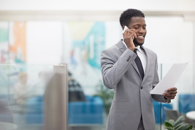 Африканский бизнесмен говорит по телефону