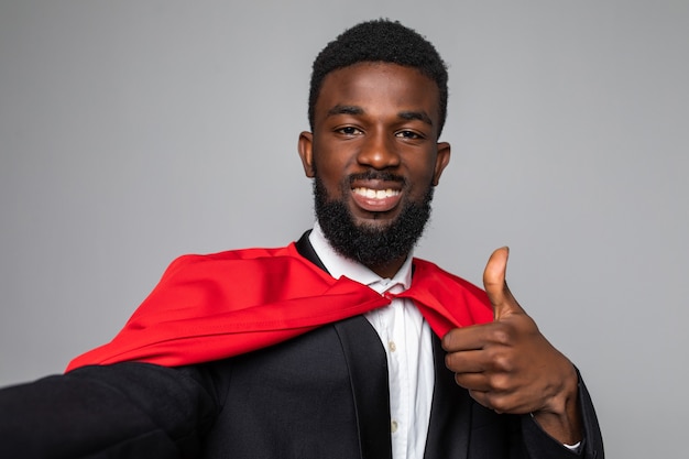 Superman uomo d'affari africano prendere selfie con i pollici in su