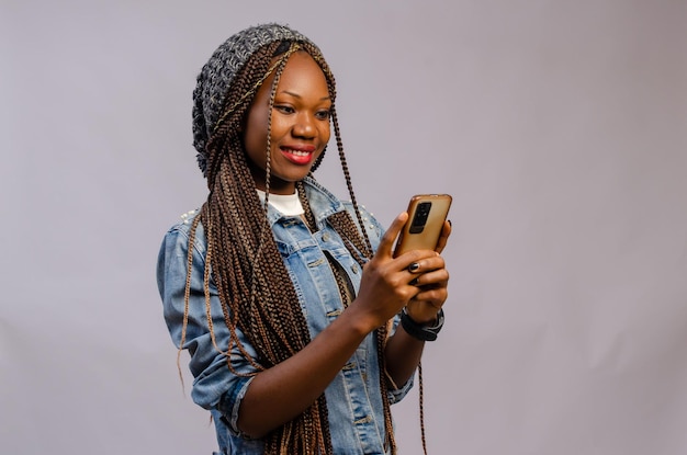 Donna d'affari africana tramite smartphone