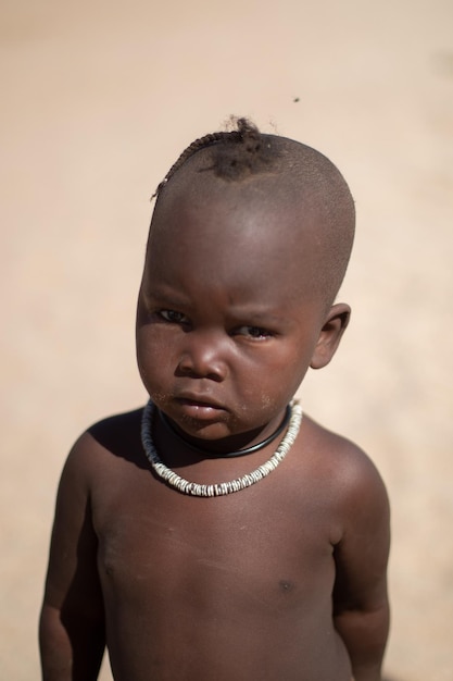 Bambino africano della tribù himba in namibia