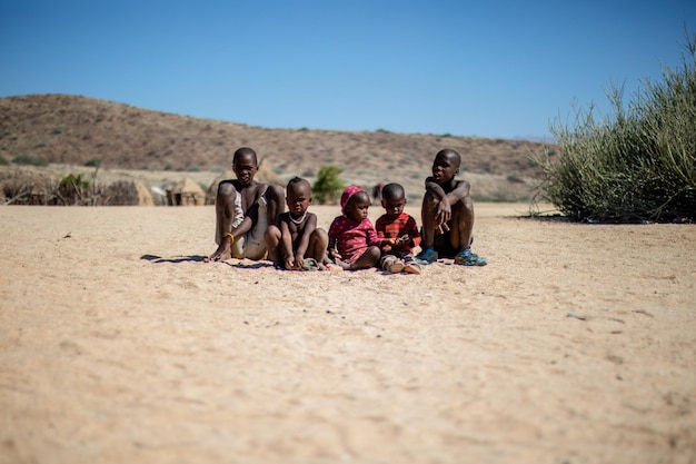 Foto bambini africani della tribù himba in namibia