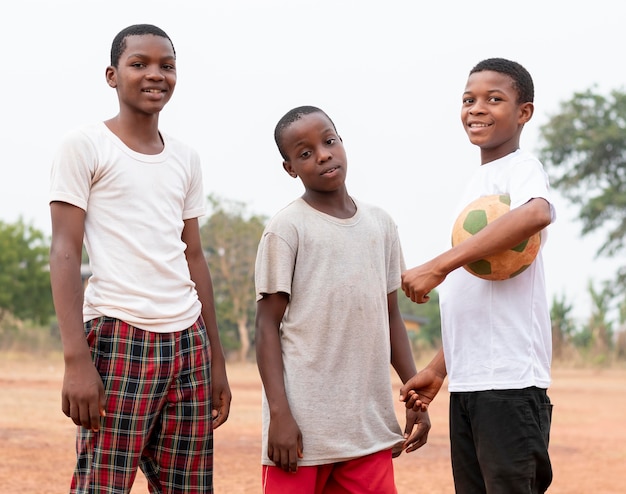 Bambini africani con pallone da calcio