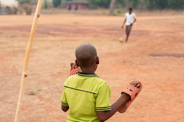 サッカーボールを持つアフリカの子供たち