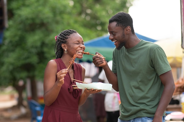 Coppia africana che mangia cibo da strada