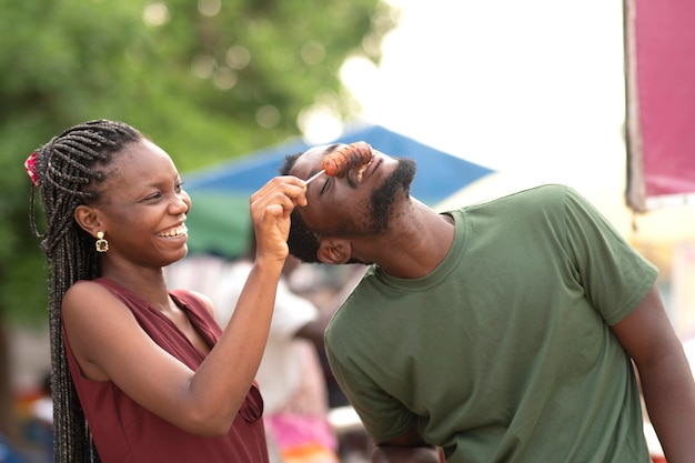 Photo african couple eating street food