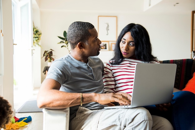 Photo african couple working on laptop