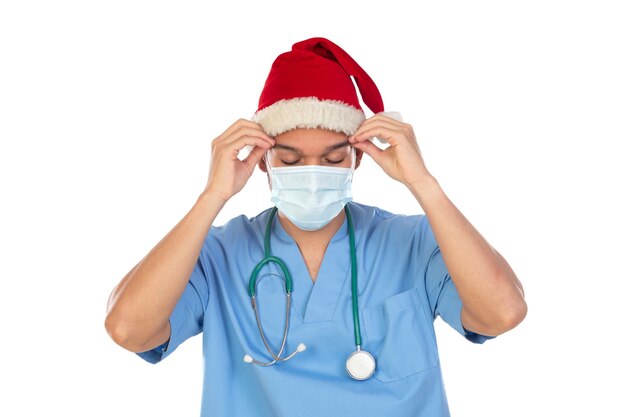 Medico africano che indossa un cappello di natale al momento del coronavirus isolato su uno sfondo bianco