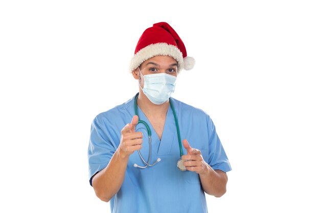 Medico africano che indossa un cappello di natale al momento del coronavirus isolato su un muro bianco