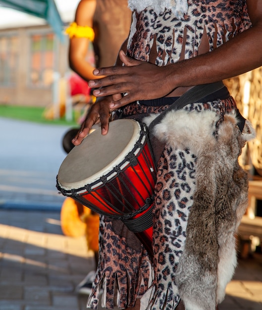 Африканский барабанщик играет на джембе
