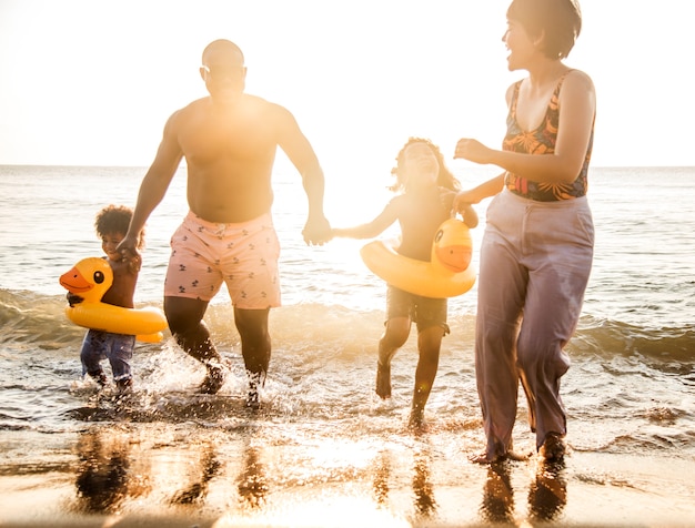 Photo african family enjoying the beach
