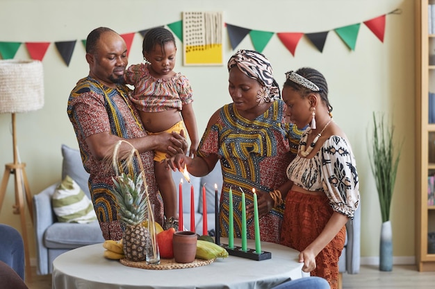 Foto famiglia africana di quattro persone che celebra il kwanzaa a casa