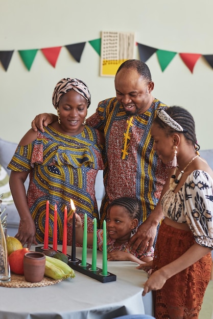 Famiglia africana di quattro persone che celebra il kwanzaa