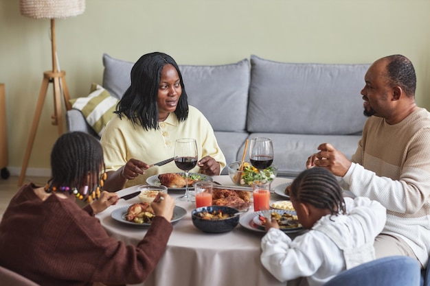 Famiglia africana a cena a casa