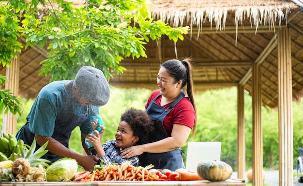 Foto i familiari africani si divertono con la vita dopo aver finito il lavoro