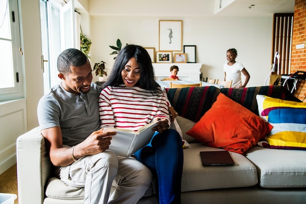 Famiglia africana insieme in casa