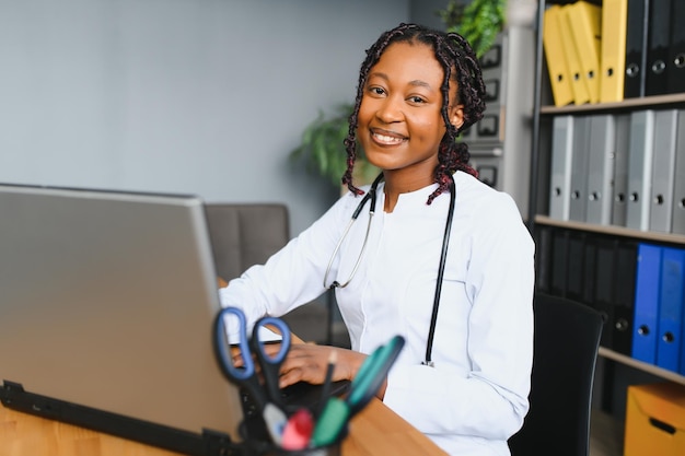 아프리카 여성 의사는 환자와 원격 의료 온라인 웹캠 화상 통화를 하며 원격 원격 의료 랩톱 가상 채팅 원격 의료 개념에서 컴퓨터로 여성 치료사 화상 회의를 합니다.