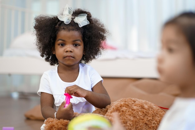 アフリカの女の子リビングルームでお子さんの友達と遊んで楽しんでください