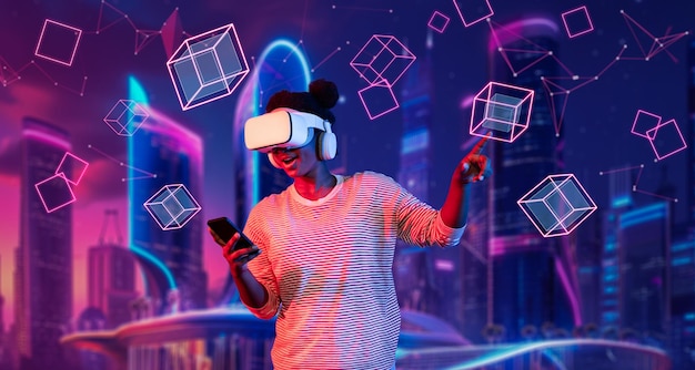 Африканская девушка в VR-очках и повседневной одежде, стоя в Ingenuity