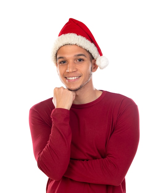 Ragazzo africano che indossa un cappello di natale isolato su bianco