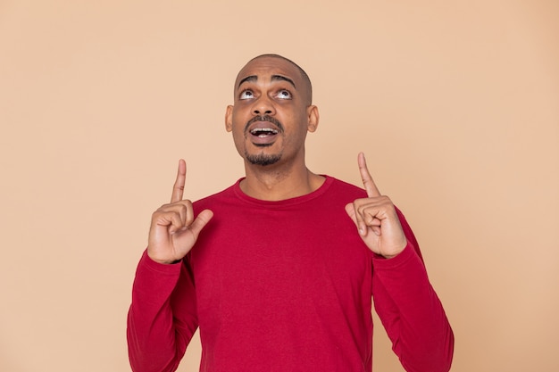 Photo african guy with a red sweatshirt